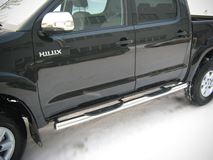 Пороги труба D76 с накладками (вариант 3) для Toyota Hilux 2009-2014
