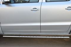 Пороги труба 75х42 овал с проступью для Volkswagen Amarok 2013-