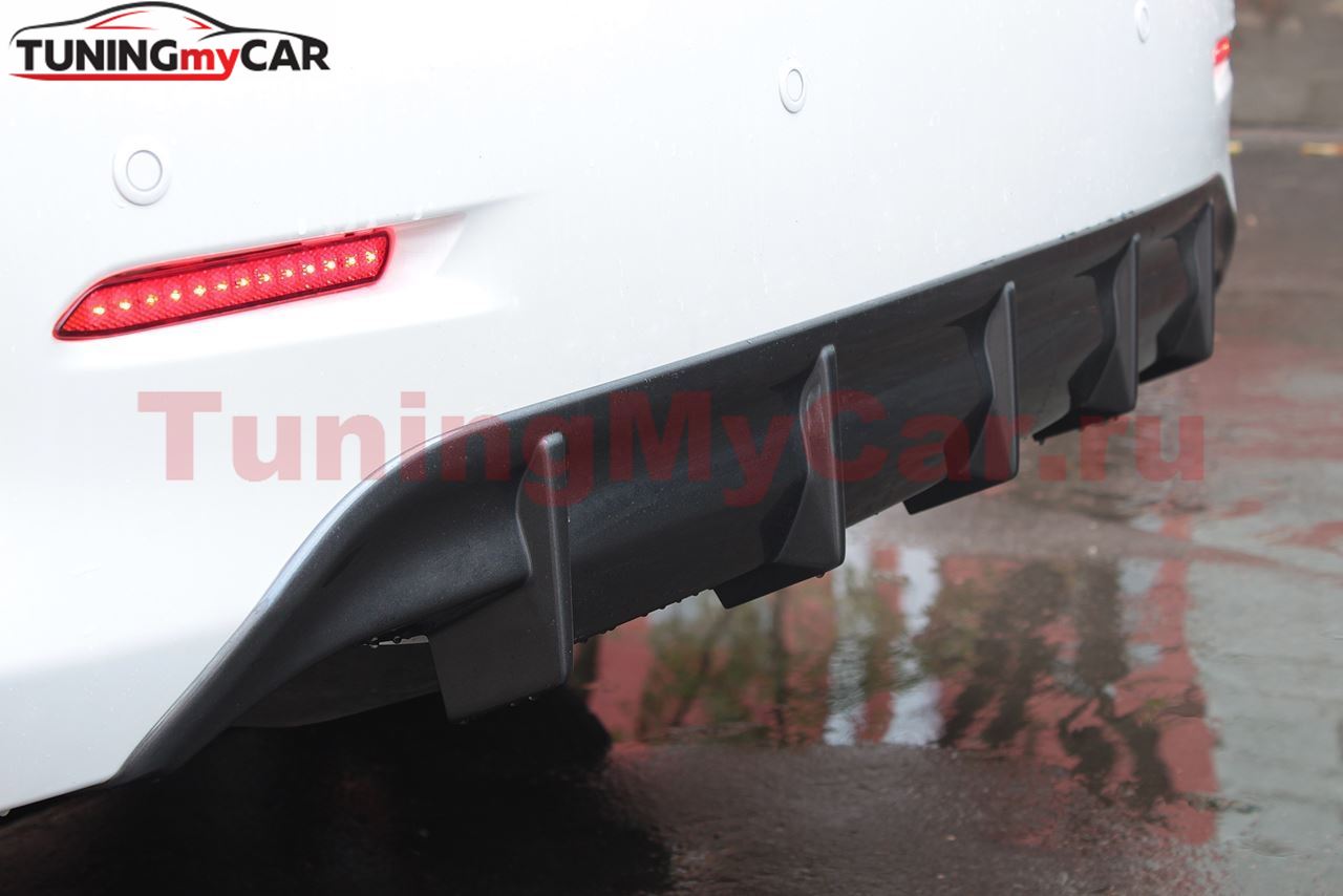 Накладка на задний бампер (диффузор) для Toyota Camry XV50  2011-2014