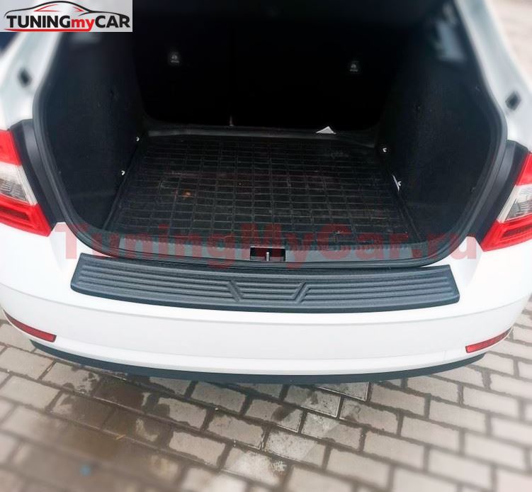 Накладка на задний бампер со скотчем для Skoda Octavia 2017-2022