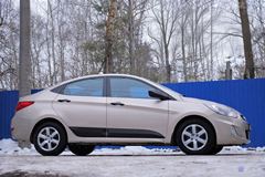 Молдинги на двери (Под покраску) для Hyundai Solaris седан 2010-2014 (l дорестайлинг)