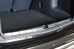 Накладка в проём багажника (чёрное тиснение) (ABS) RENAULT DUSTER 2012-/ Nissan Terrano 2014-