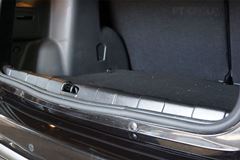 Накладка в проём багажника (чёрное тиснение) (ABS) RENAULT DUSTER 2012-/ Nissan Terrano 2014-