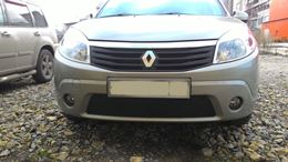 Зимняя заглушка решетки переднего бампера Renault  Sandero 2009-2013